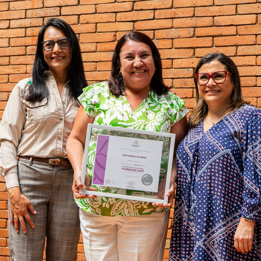 El Limon was recognised by the Flores del Café competition, organised by Anacafé and IWCA Guatemala to celebrate the work of women coffee producers.